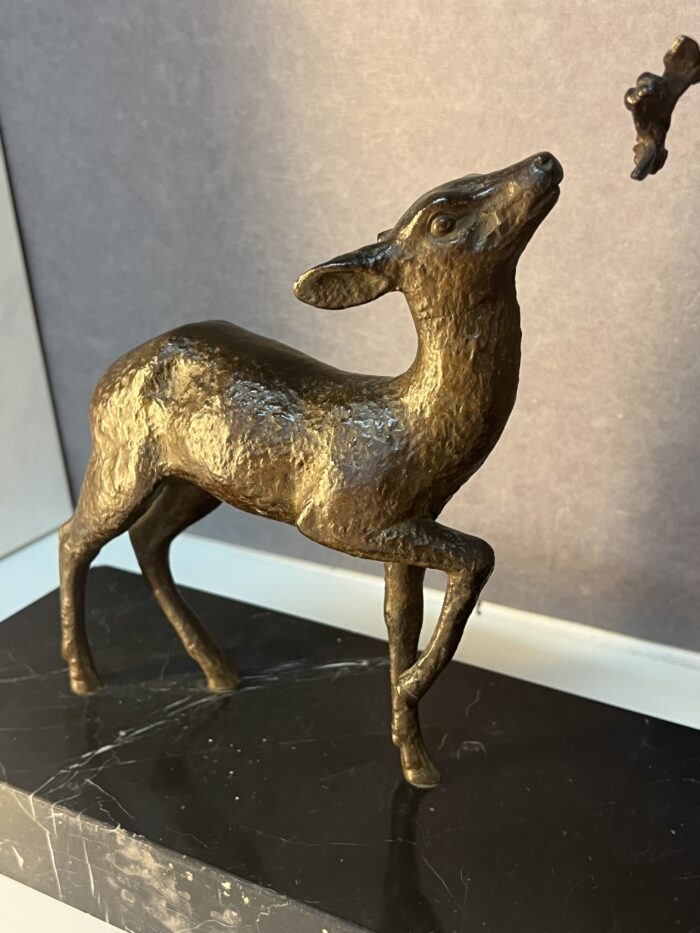 Sculpture signé de Guy DEBE, bronze représentant une biche et son faon, XXe siècle