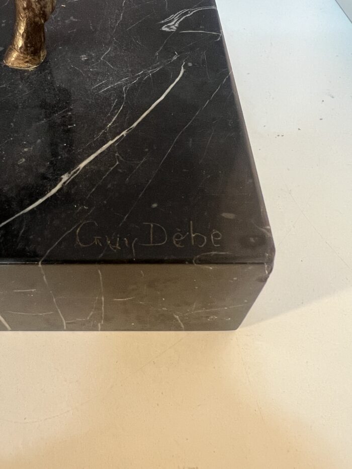 Sculpture signé de Guy DEBE, bronze représentant une biche et son faon, XXe siècle