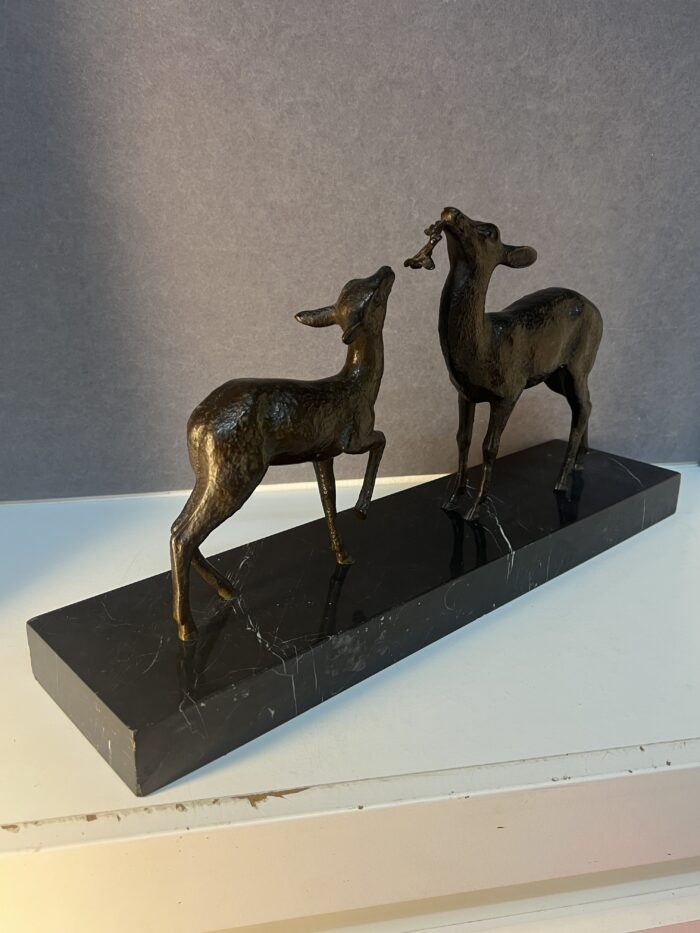 Sculpture signé de Guy DEBE, bronze représentant une biche et son faon, XXe siècle