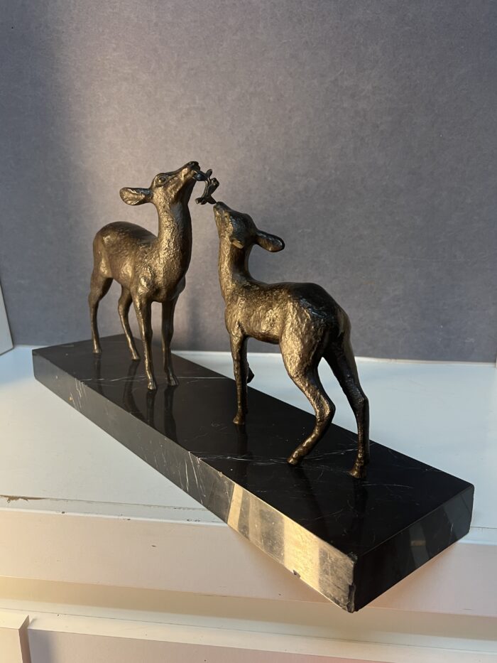 Sculpture signé de Guy DEBE, bronze représentant une biche et son faon, XXe siècle