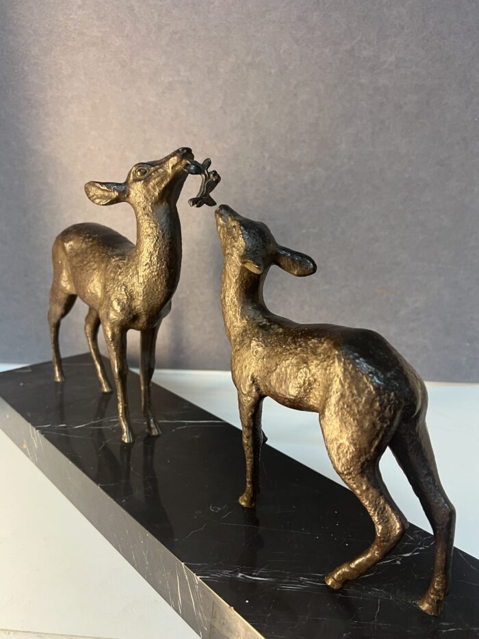 Sculpture signé de Guy DEBE, bronze représentant une biche et son faon, XXe siècle