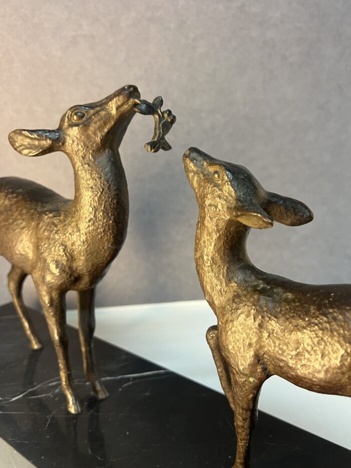 Sculpture signé de Guy DEBE, bronze représentant une biche et son faon, XXe siècle