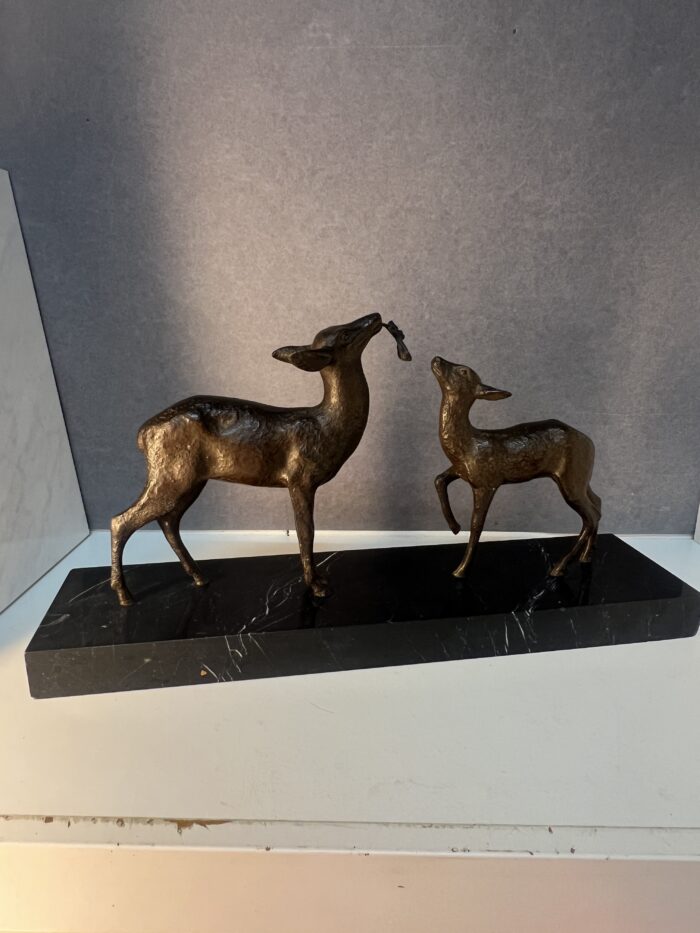 Sculpture signé de Guy DEBE, bronze représentant une biche et son faon, XXe siècle