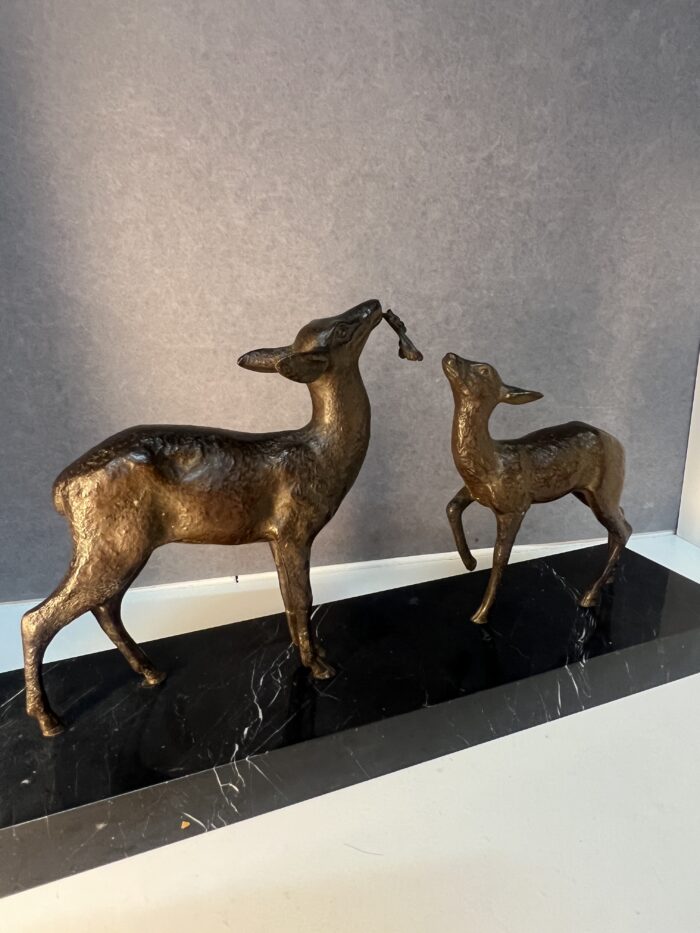 Sculpture signé de Guy DEBE, bronze représentant une biche et son faon, XXe siècle
