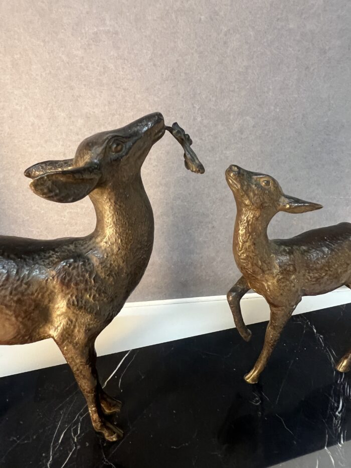 Sculpture signé de Guy DEBE, bronze représentant une biche et son faon, XXe siècle