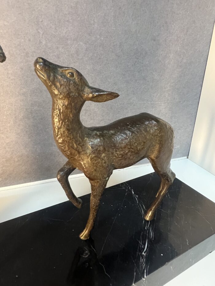 Sculpture signé de Guy DEBE, bronze représentant une biche et son faon, XXe siècle