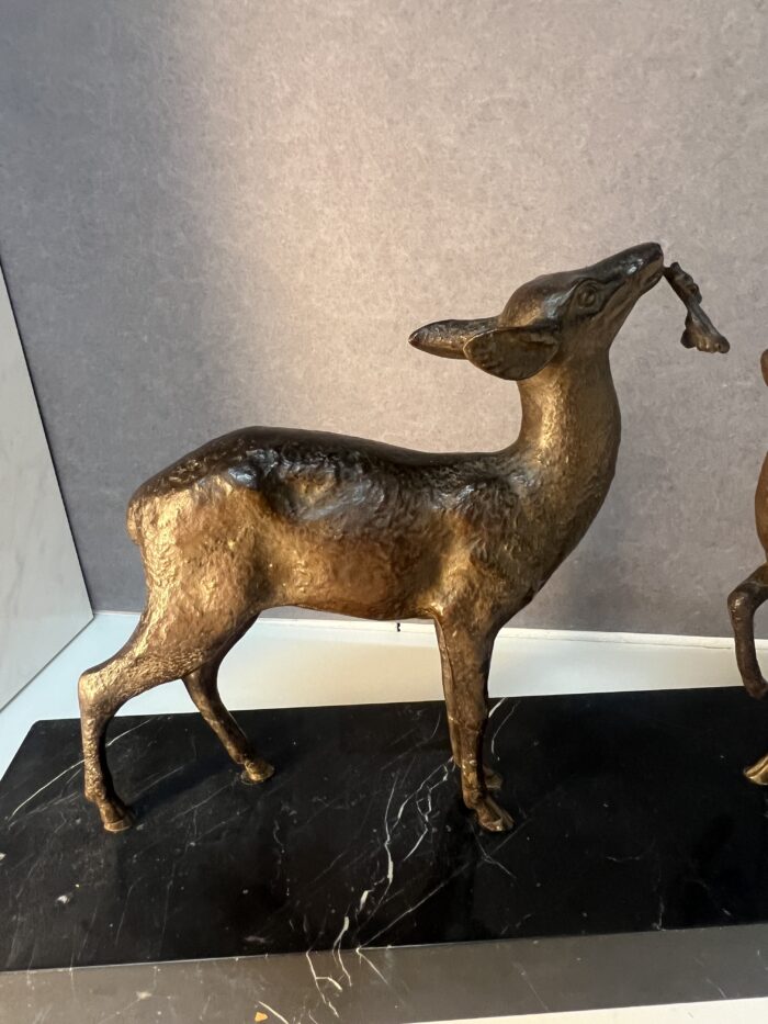 Sculpture signé de Guy DEBE, bronze représentant une biche et son faon, XXe siècle