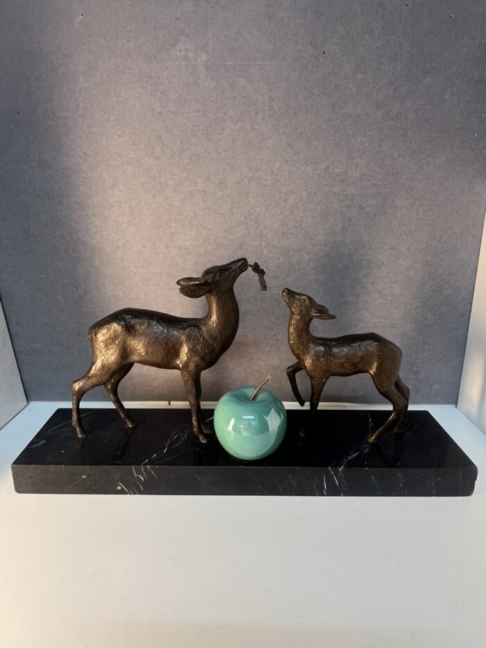 Sculpture signé de Guy DEBE, bronze représentant une biche et son faon, XXe siècle
