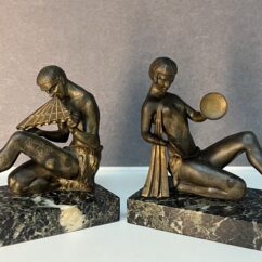 Paire de serre-livres art déco, en régule patinée et marbre vert portor, Fabrication Française