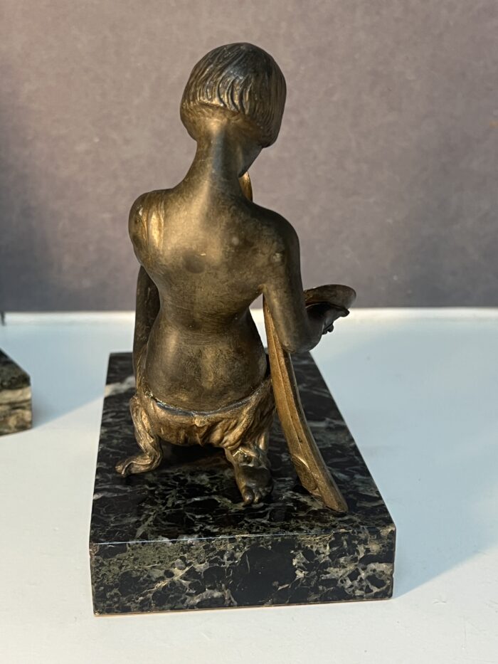 Paire de serre-livres art déco, en régule patinée et marbre vert portor, Fabrication Française