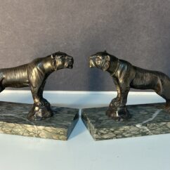 Hippolyte Moreau (1832-1926),sculpteur Français, joli serre livre art déco en régule patiné gris