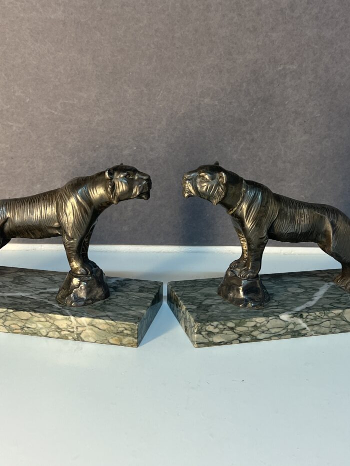 Hippolyte Moreau (1832-1926),sculpteur Français, joli serre livre art déco en régule patiné gris