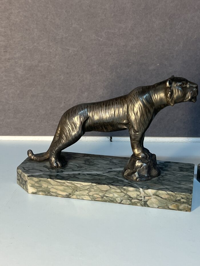 Hippolyte Moreau (1832-1926),sculpteur Français, joli serre livre art déco en régule patiné gris