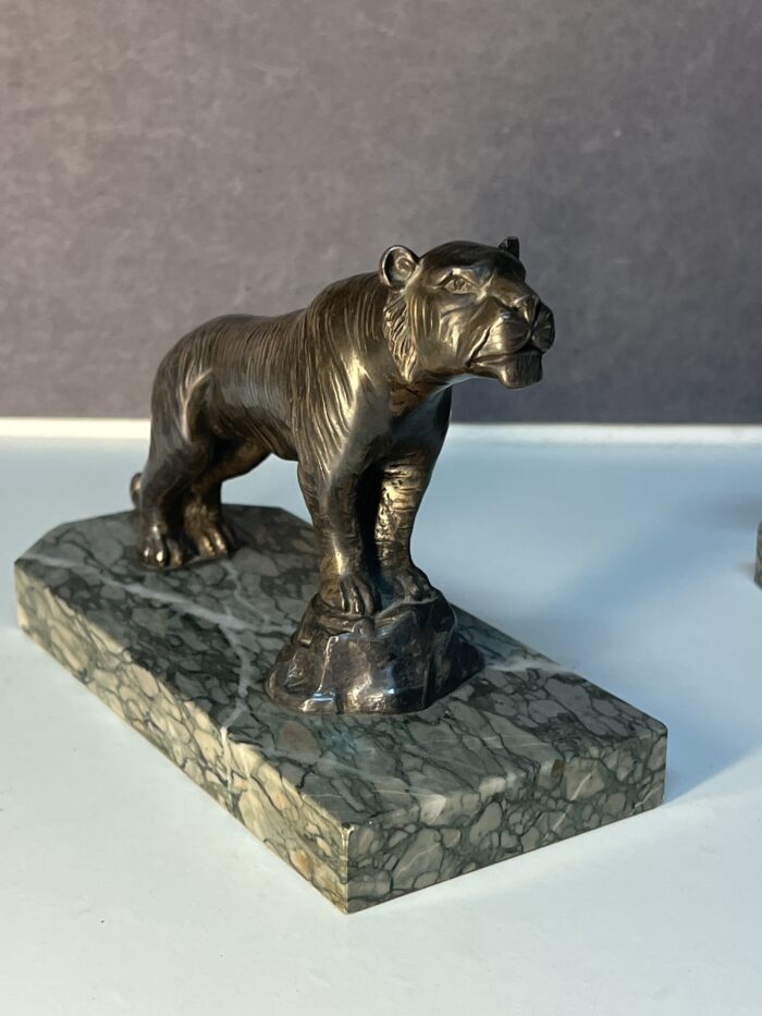 Hippolyte Moreau (1832-1926),sculpteur Français, joli serre livre art déco en régule patiné gris