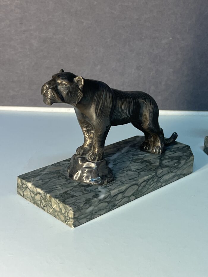 Hippolyte Moreau (1832-1926),sculpteur Français, joli serre livre art déco en régule patiné gris