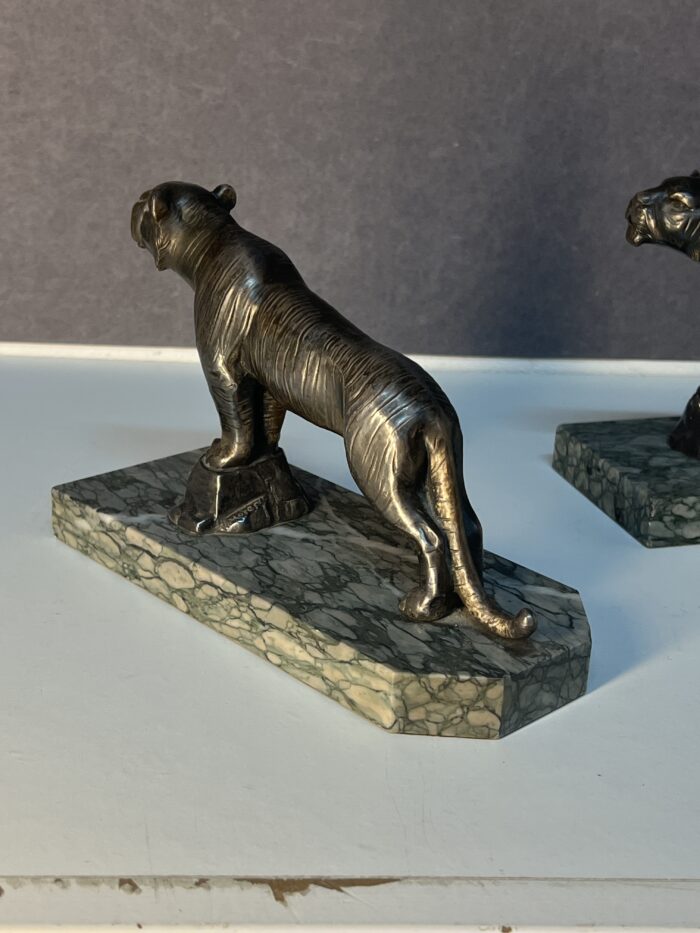 Hippolyte Moreau (1832-1926),sculpteur Français, joli serre livre art déco en régule patiné gris