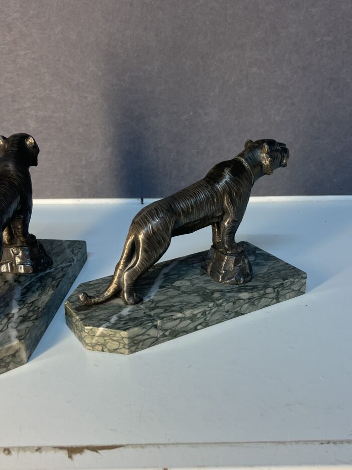 Hippolyte Moreau (1832-1926),sculpteur Français, joli serre livre art déco en régule patiné gris