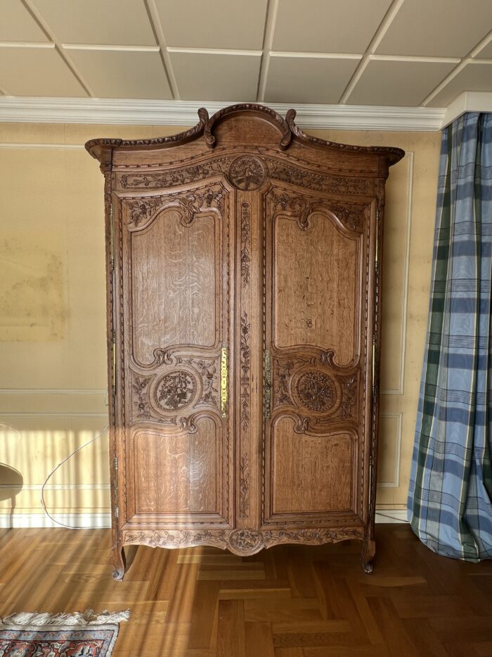 Très belle et ancienne armoire Normande du XIXe siècle, en chêne clair richement sculpté