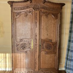 Très belle et ancienne armoire Normande du XIXe siècle, en chêne clair richement sculpté