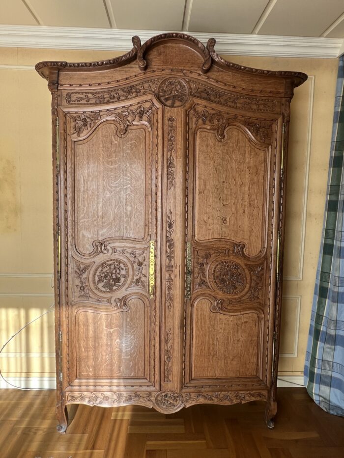 Très belle et ancienne armoire Normande du XIXe siècle, en chêne clair richement sculpté