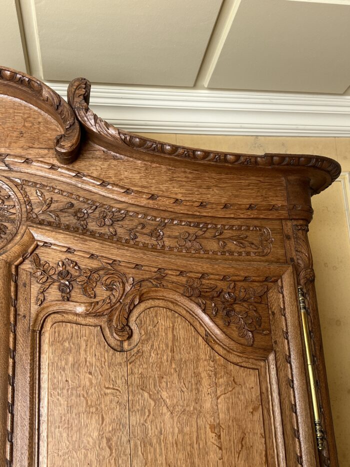 Très belle et ancienne armoire Normande du XIXe siècle, en chêne clair richement sculpté
