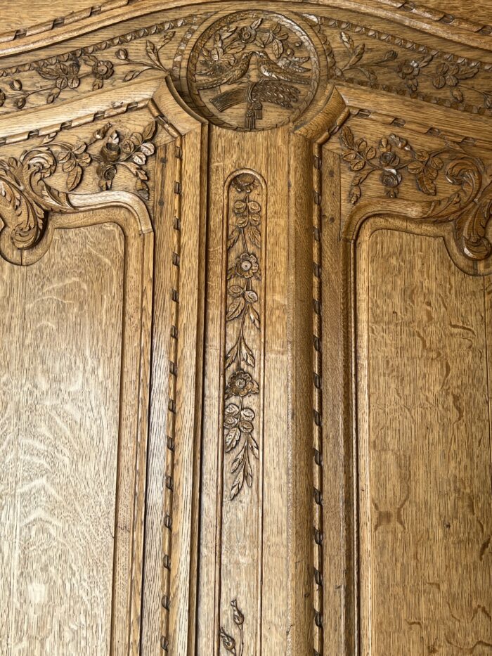 Très belle et ancienne armoire Normande du XIXe siècle, en chêne clair richement sculpté