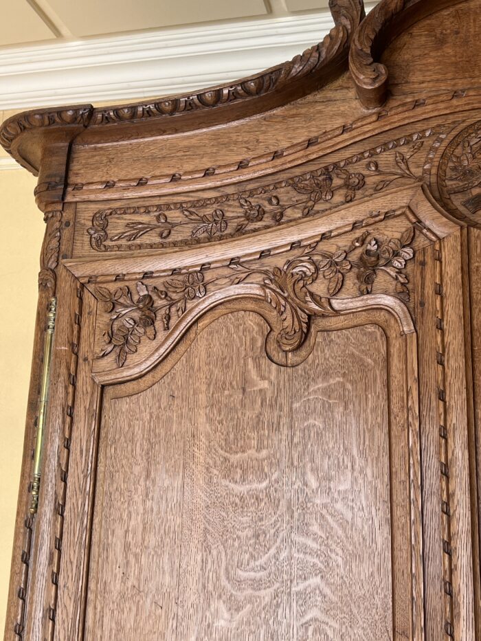 Très belle et ancienne armoire Normande du XIXe siècle, en chêne clair richement sculpté