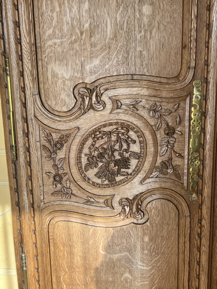 Très belle et ancienne armoire Normande du XIXe siècle, en chêne clair richement sculpté