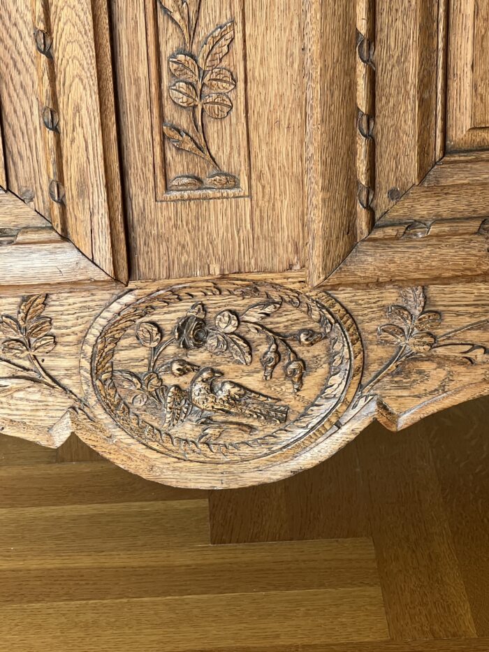 Très belle et ancienne armoire Normande du XIXe siècle, en chêne clair richement sculpté