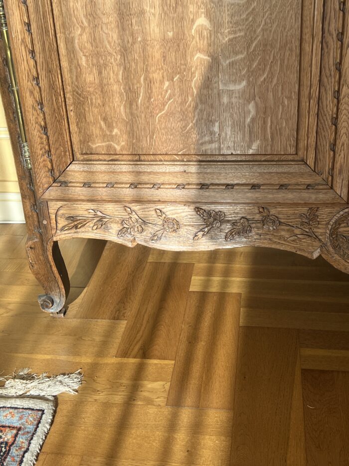 Très belle et ancienne armoire Normande du XIXe siècle, en chêne clair richement sculpté