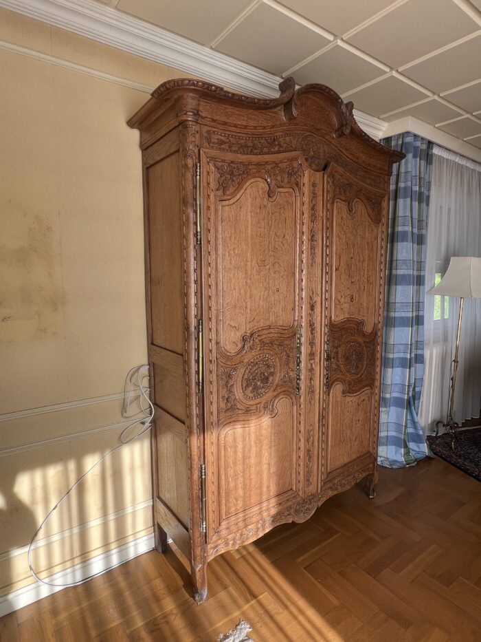 Très belle et ancienne armoire Normande du XIXe siècle, en chêne clair richement sculpté