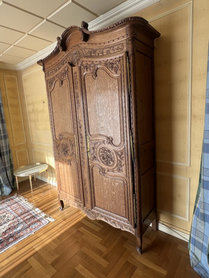 Très belle et ancienne armoire Normande du XIXe siècle, en chêne clair richement sculpté