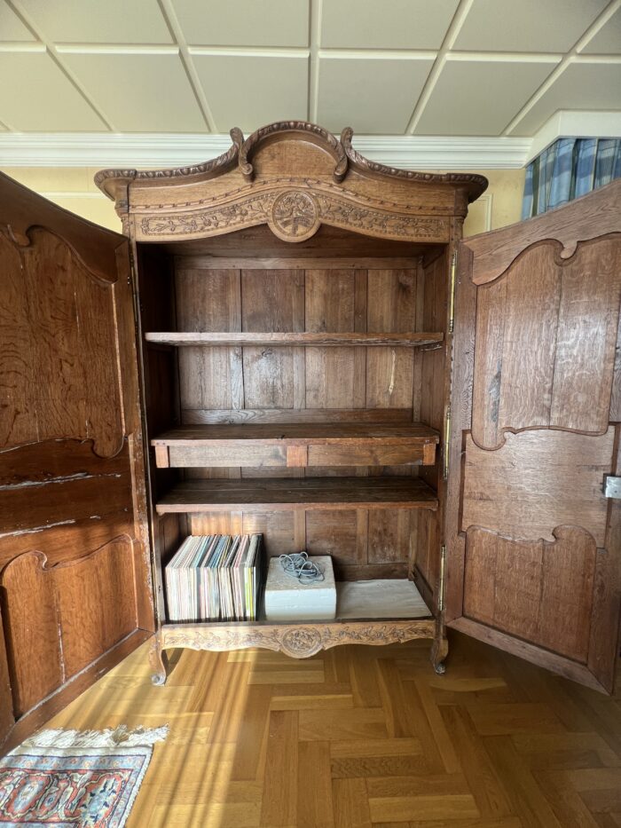 Très belle et ancienne armoire Normande du XIXe siècle, en chêne clair richement sculpté