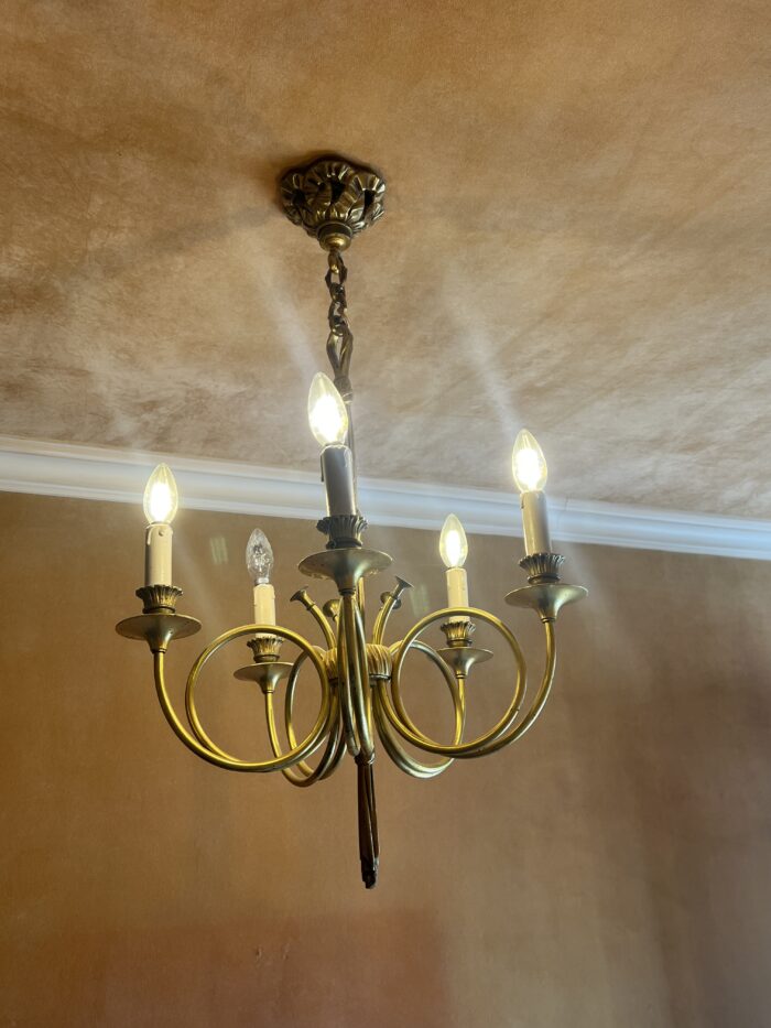 Maison Jansen, (DLG) joli lustre ancien en bronze et laiton doré, corps de chasse