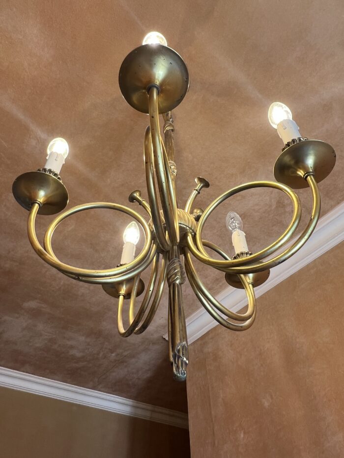 Maison Jansen, (DLG) joli lustre ancien en bronze et laiton doré, corps de chasse