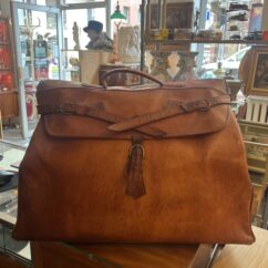 Grand sac de voyage ancien en cuir marron : un compagnon intemporel pour vos escapades