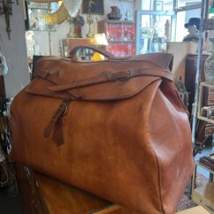 Grand sac de voyage ancien en cuir marron : un compagnon intemporel pour vos escapades