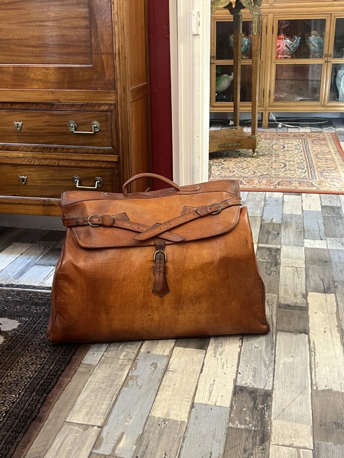 Grand sac de voyage ancien en cuir marron : un compagnon intemporel pour vos escapades