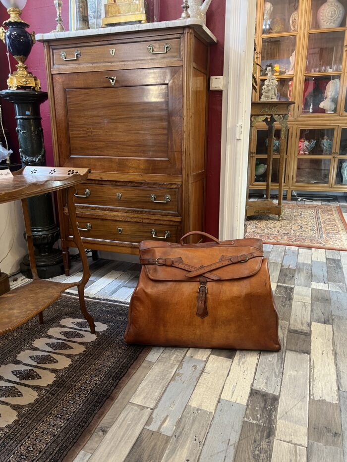 Grand sac de voyage ancien en cuir marron : un compagnon intemporel pour vos escapades