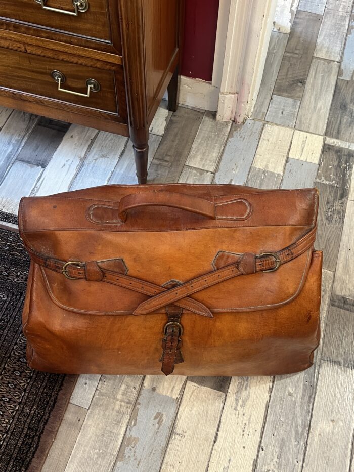 Grand sac de voyage ancien en cuir marron : un compagnon intemporel pour vos escapades