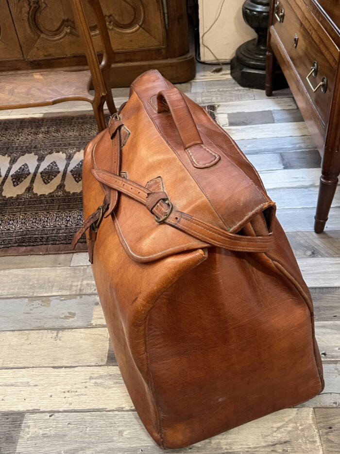 Grand sac de voyage ancien en cuir marron : un compagnon intemporel pour vos escapades