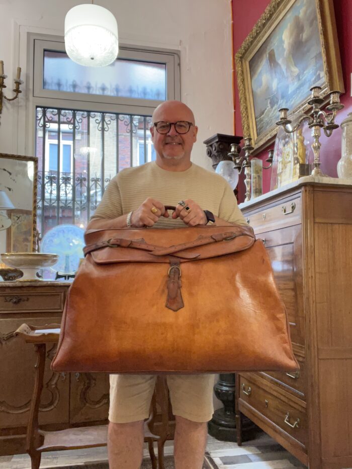 Grand sac de voyage ancien en cuir marron : un compagnon intemporel pour vos escapades
