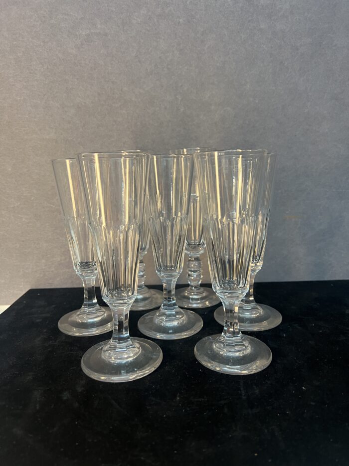 Série de sept flûtes à champagne en cristal taillé, héritées de l’époque Napoléon III.
