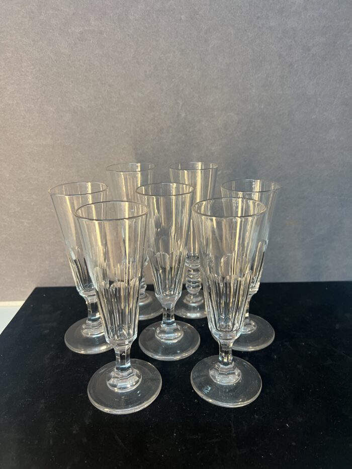 Série de sept flûtes à champagne en cristal taillé, héritées de l’époque Napoléon III.