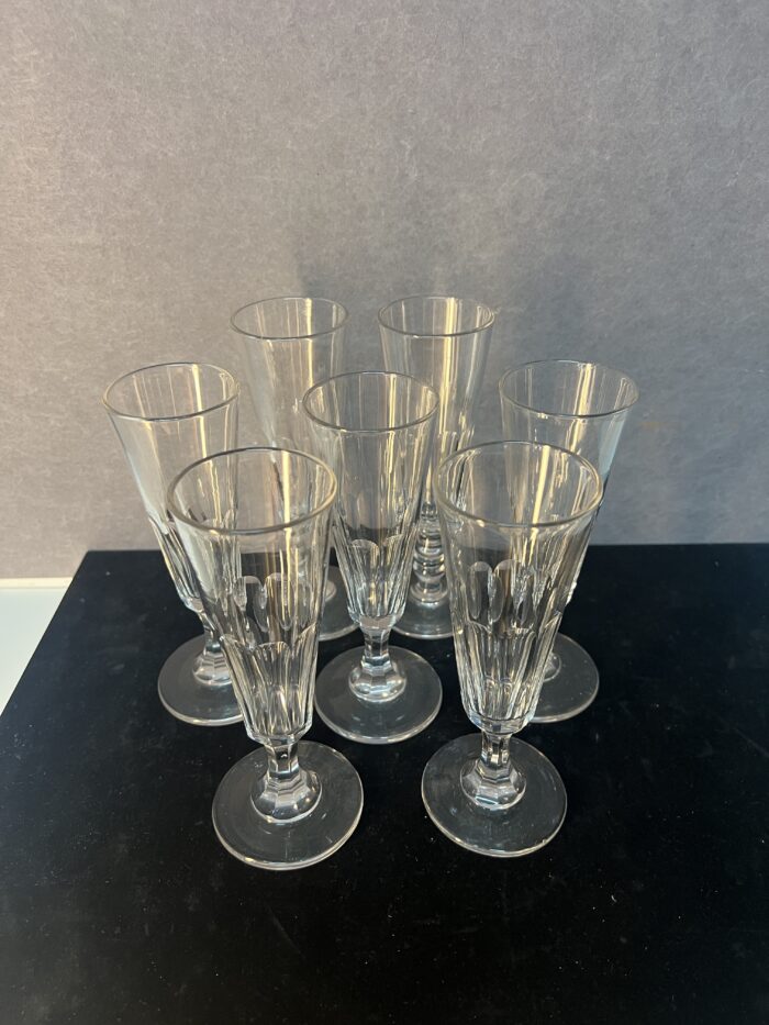 Série de sept flûtes à champagne en cristal taillé, héritées de l’époque Napoléon III.