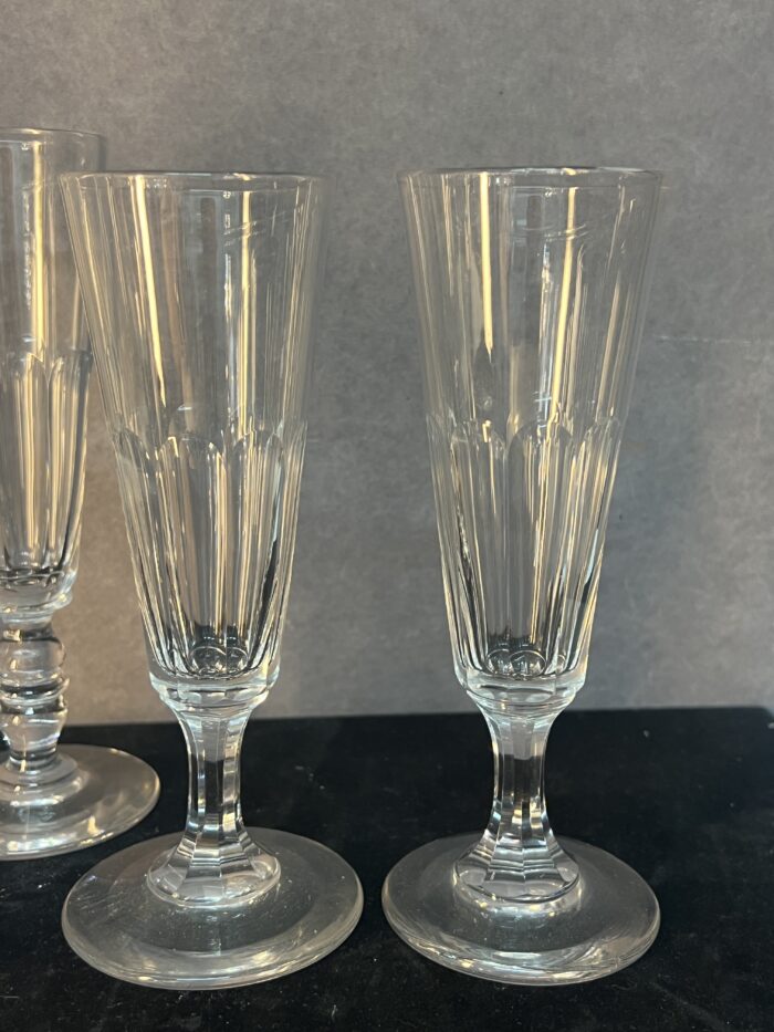 Série de sept flûtes à champagne en cristal taillé, héritées de l’époque Napoléon III.