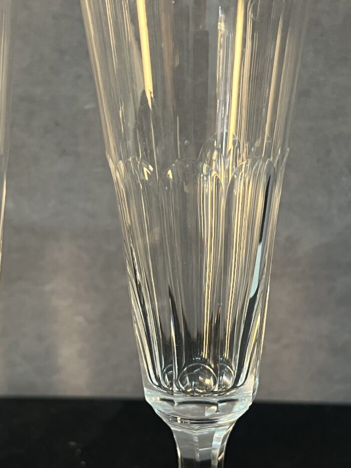Série de sept flûtes à champagne en cristal taillé, héritées de l’époque Napoléon III.