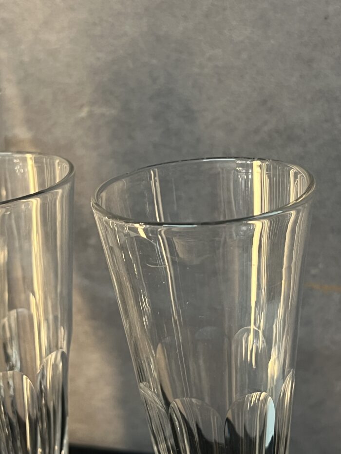 Série de sept flûtes à champagne en cristal taillé, héritées de l’époque Napoléon III.