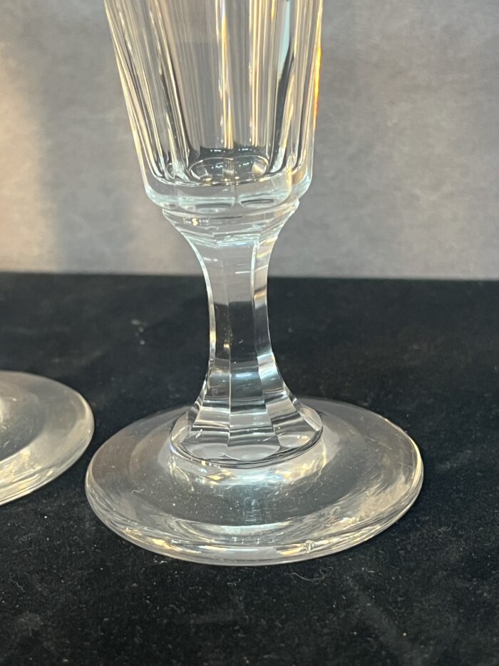 Série de sept flûtes à champagne en cristal taillé, héritées de l’époque Napoléon III.
