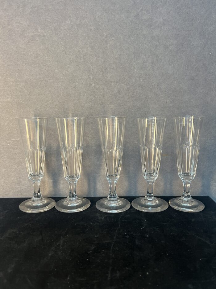 Série de sept flûtes à champagne en cristal taillé, héritées de l’époque Napoléon III.